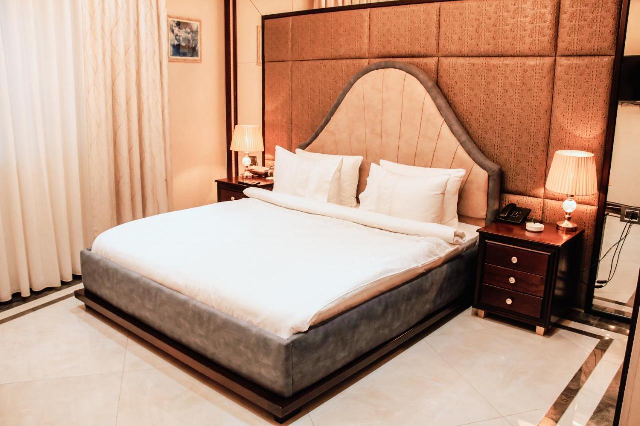 Iron Hotel Hokmeli Bagian luar foto