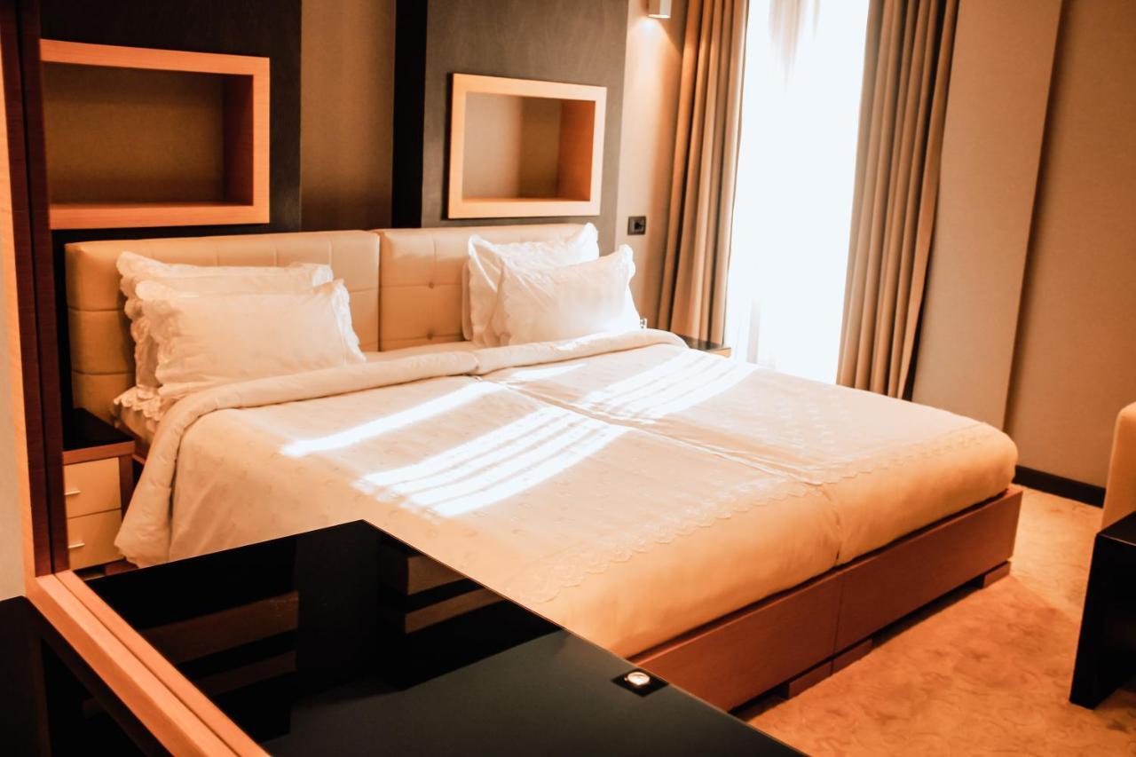 Iron Hotel Hokmeli Bagian luar foto