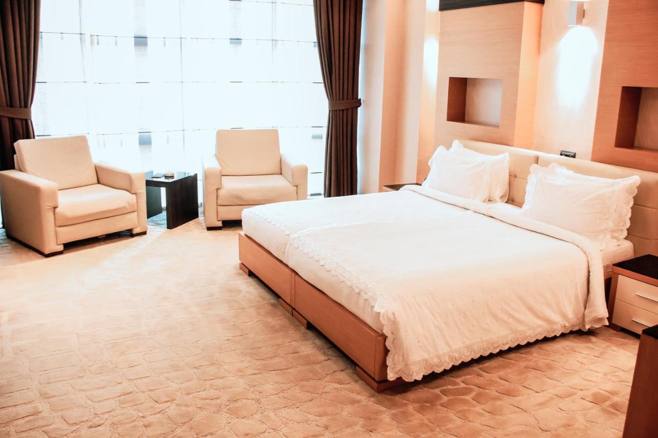 Iron Hotel Hokmeli Bagian luar foto