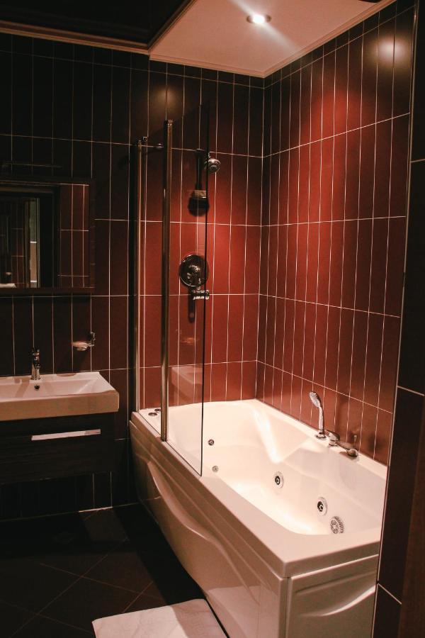Iron Hotel Hokmeli Bagian luar foto