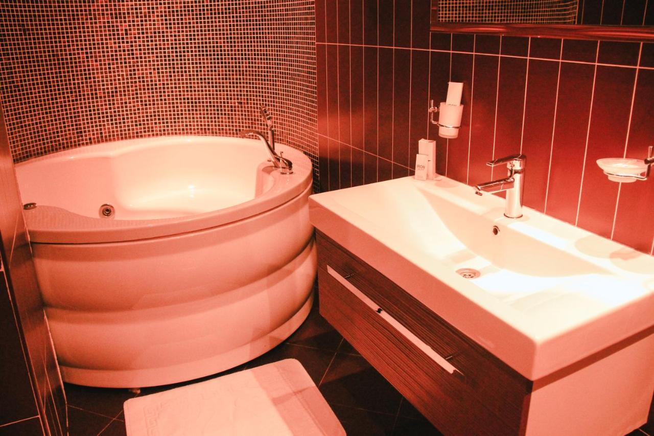 Iron Hotel Hokmeli Bagian luar foto