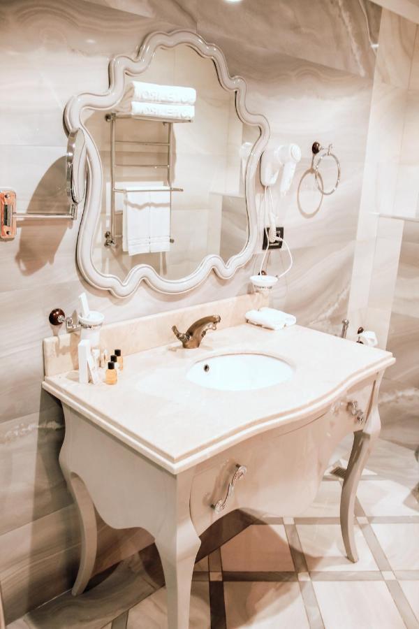 Iron Hotel Hokmeli Bagian luar foto