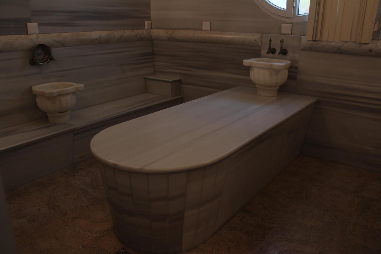 Iron Hotel Hokmeli Bagian luar foto