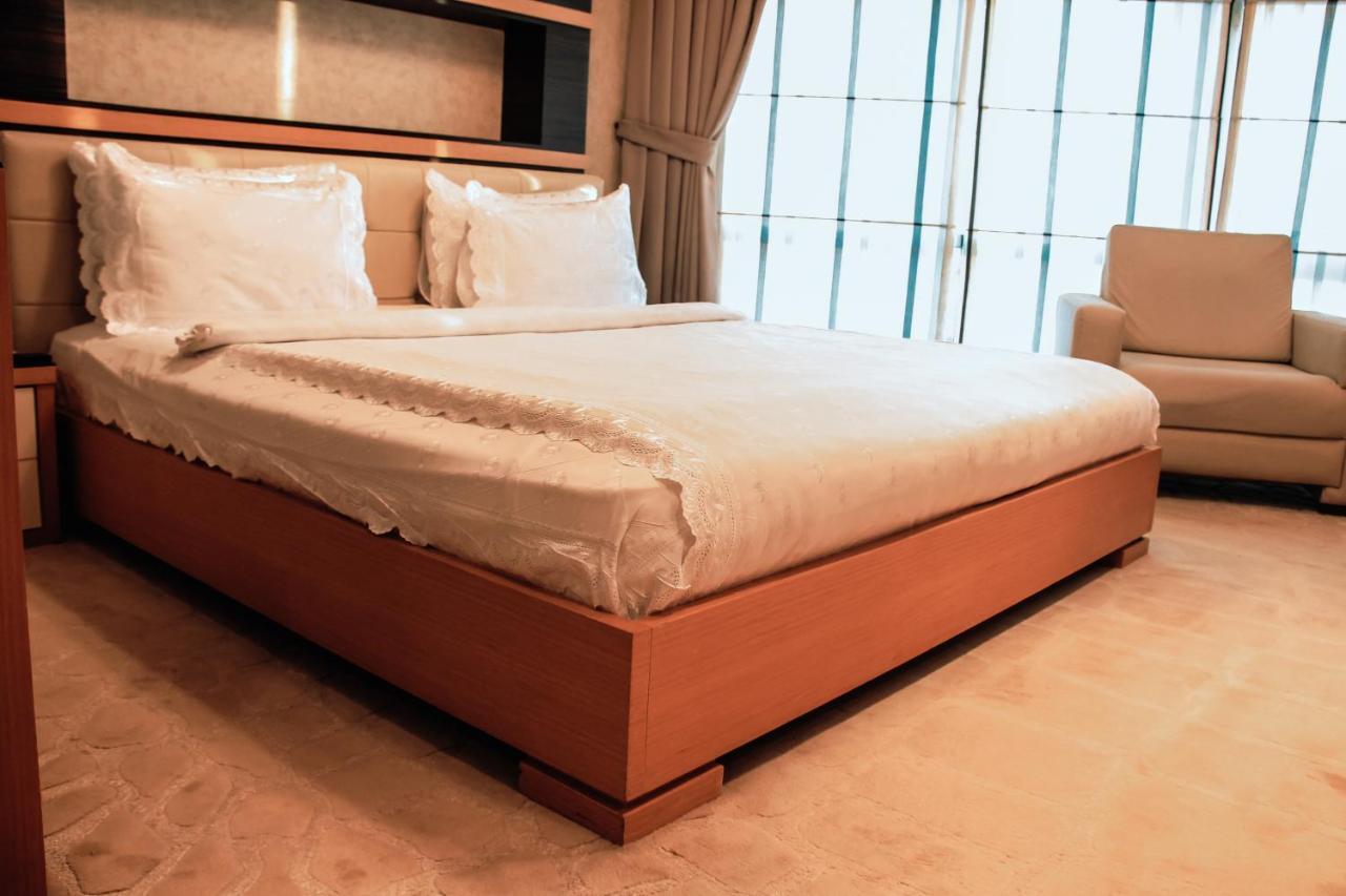 Iron Hotel Hokmeli Bagian luar foto