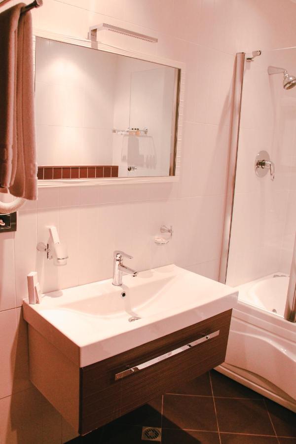 Iron Hotel Hokmeli Bagian luar foto
