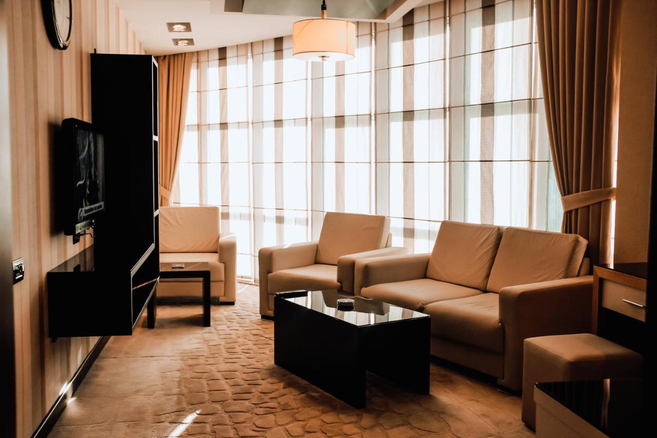 Iron Hotel Hokmeli Bagian luar foto