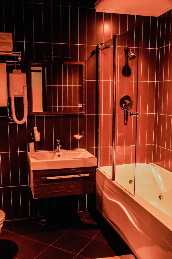 Iron Hotel Hokmeli Bagian luar foto