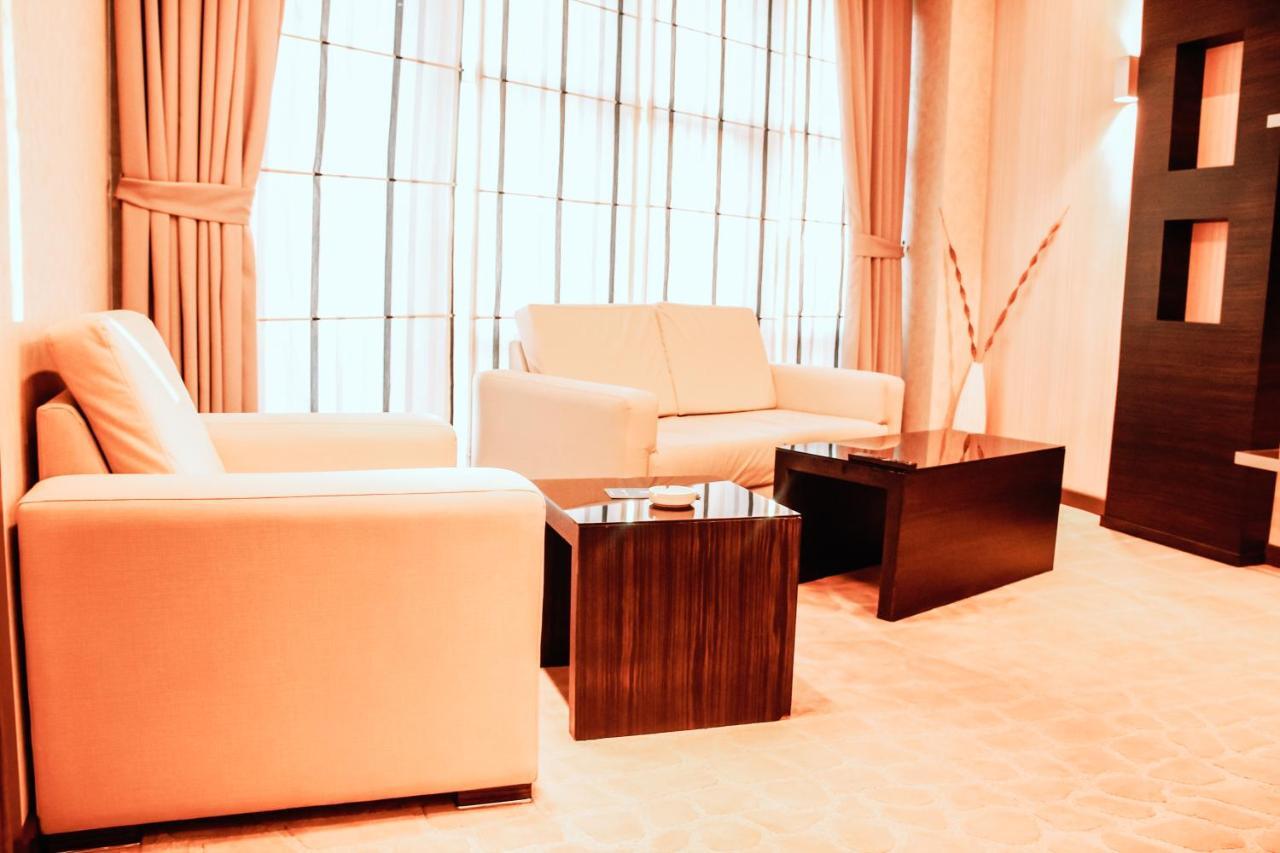 Iron Hotel Hokmeli Bagian luar foto