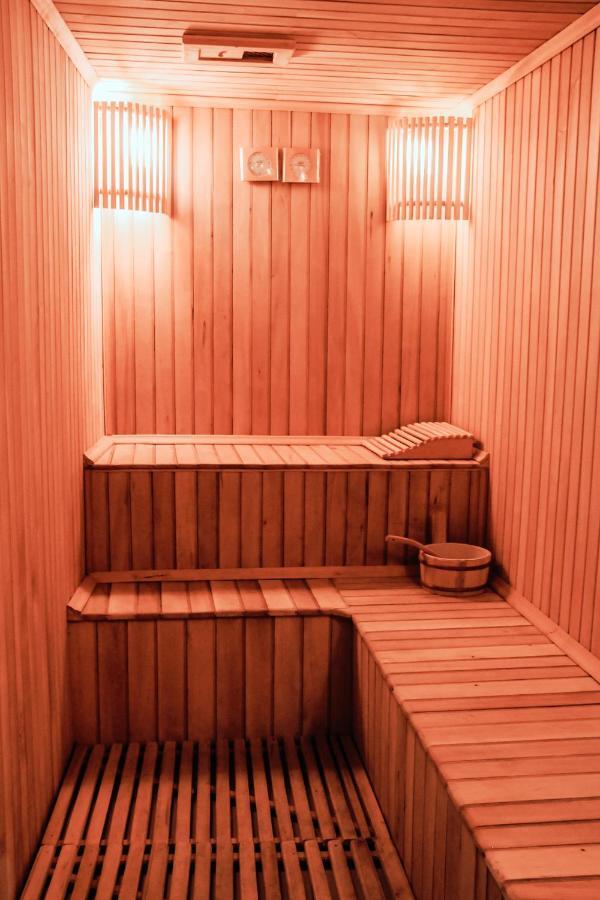Iron Hotel Hokmeli Bagian luar foto