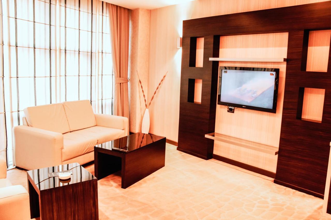 Iron Hotel Hokmeli Bagian luar foto